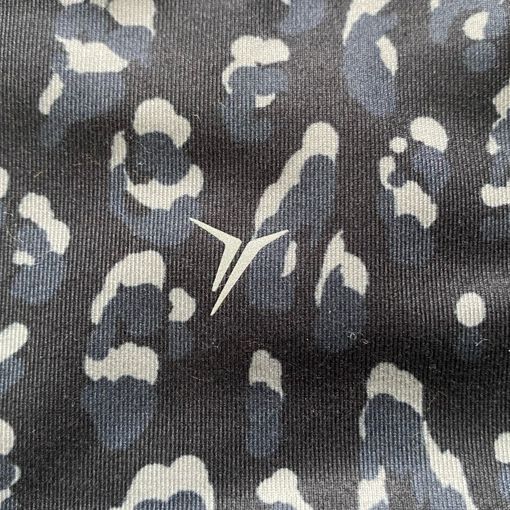 Old Navy Active, go-dry XS black and grey leopard print elevate leggings. - Picture 6 of 7